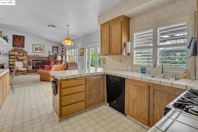 363 Limerick Way, Vacaville CA: https://media.crmls.org/mediaz/799b3aea-278e-41f1-b712-01f563ad7e41.jpg