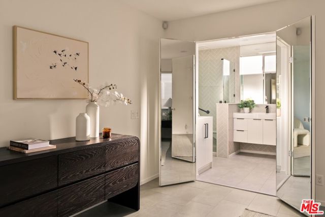 4841 Swinton Avenue, Encino CA: https://media.crmls.org/mediaz/799b66ee-bb23-46f5-a9a7-1678557ce2fa.jpg