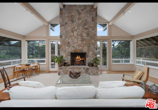 2090 Lakeshore Drive, Agoura Hills CA: https://media.crmls.org/mediaz/799d0de5-e178-45d6-b25d-442d9fa1ce0e.jpg