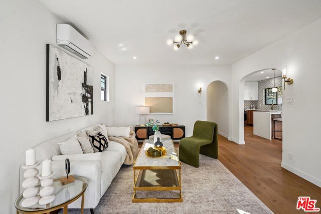 2353 Lucerne Avenue, Los Angeles CA: https://media.crmls.org/mediaz/799e4997-b2d9-4845-9949-cb301765e370.jpg