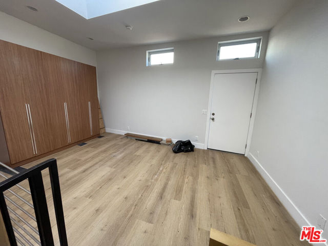 555 Rose Avenue, Venice CA: https://media.crmls.org/mediaz/799f8d67-2750-47d7-bb54-69645cb2b50f.jpg