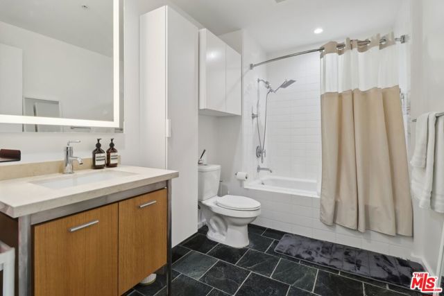 1155 S Grand Avenue, Los Angeles CA: https://media.crmls.org/mediaz/799fc380-fd7f-4570-8744-b734a3b9e634.jpg