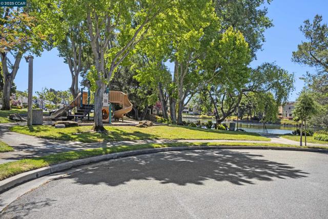 39 Crane Ct, Alameda CA: https://media.crmls.org/mediaz/79a021e4-0db0-4320-a85d-e095c1edd058.jpg