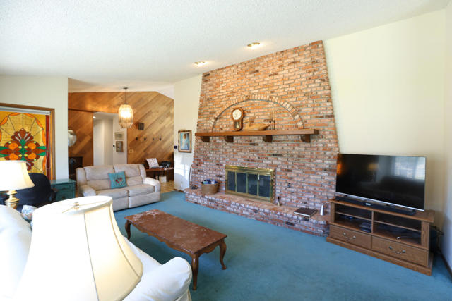 108 Palomino Drive, Big Bear CA: https://media.crmls.org/mediaz/79a0454f-f8cb-49d5-9ad8-6e11d867e7e5.jpg
