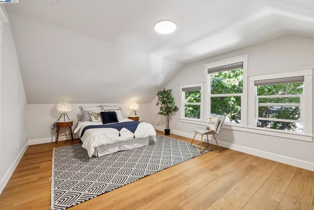1525 Stanton St, Alameda CA: https://media.crmls.org/mediaz/79a0ac81-6af2-4cfc-8343-e7e027bf4530.jpg