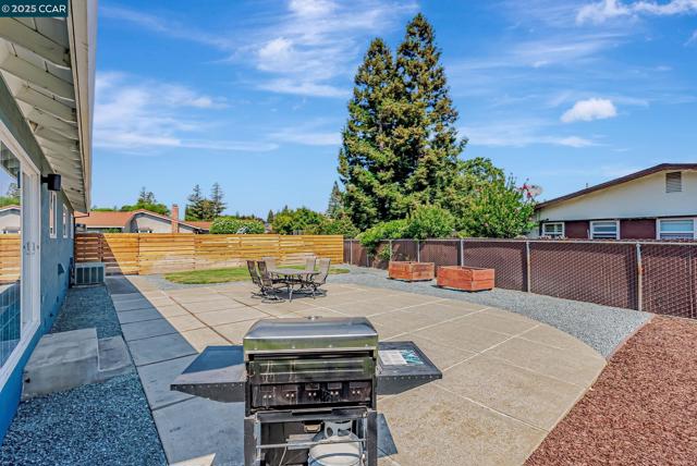 5891 Caulfield Dr, Clayton CA: https://media.crmls.org/mediaz/79a14116-a76a-4889-94e9-1d876f701d2a.jpg