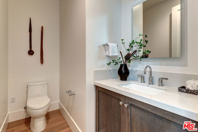 11729 Hartsook Street, Valley Village CA: https://media.crmls.org/mediaz/79a1e408-041e-441f-b2ea-392349d9d6b7.jpg