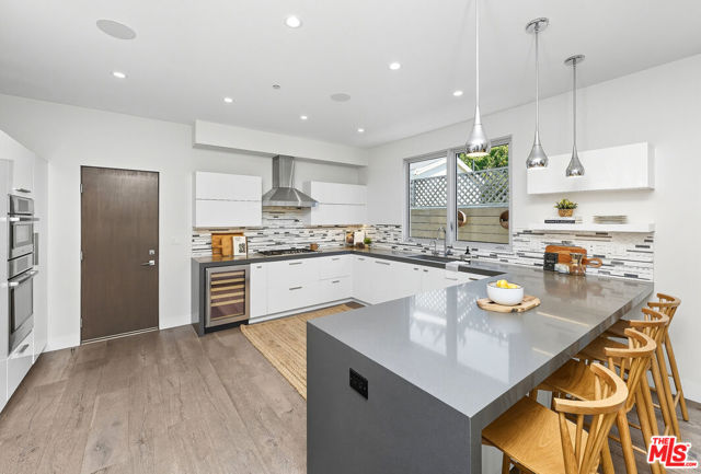 653 Oxford Ave, Venice CA: https://media.crmls.org/mediaz/79a21564-3357-40b4-9d49-d482674b949f.jpg