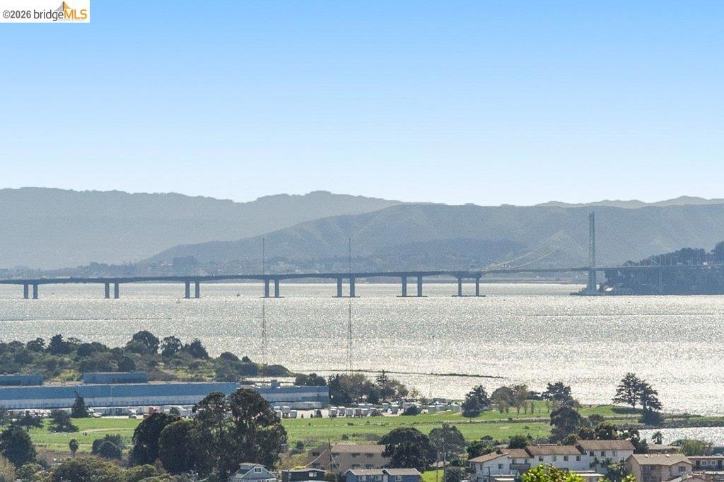 https://media.crmls.org/mediaz/79a21ea4-01da-466f-a0c7-de5dc7a3d58c.jpg?preset=X-Large