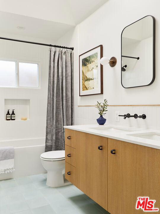 8460 Kirkwood Drive, Los Angeles CA: https://media.crmls.org/mediaz/79a22279-646e-4b25-b4ff-8530a523a8f7.jpg