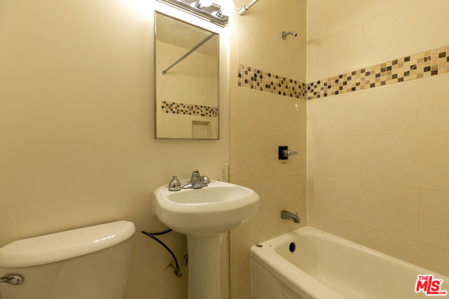 1233 BARRY Avenue, Los Angeles CA: https://media.crmls.org/mediaz/79a2583c-e93b-492f-9a09-ed0ad9f0ca75.jpg