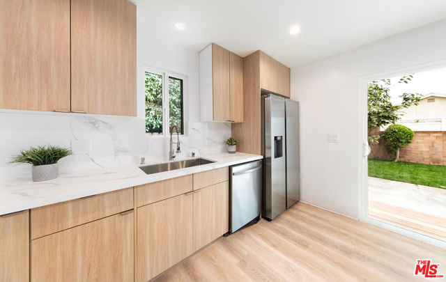 12034 Alberta Drive, Culver City CA: https://media.crmls.org/mediaz/79a5b770-8b22-4d11-aa83-a5cd7a71abdf.jpg