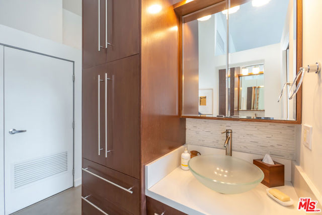 615 Hampton Drive, Venice CA: https://media.crmls.org/mediaz/79a64e7a-ee18-4033-bf20-093cba63f31f.jpg