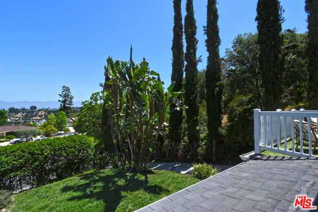 15474 Loom Place, Sherman Oaks CA: https://media.crmls.org/mediaz/79a6f7aa-396c-45a1-9ed6-cb0095675015.jpg