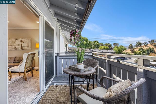 205 Masters Ct, Walnut Creek CA: https://media.crmls.org/mediaz/79a7b43d-80d9-486c-8072-8238b4cda081.jpg