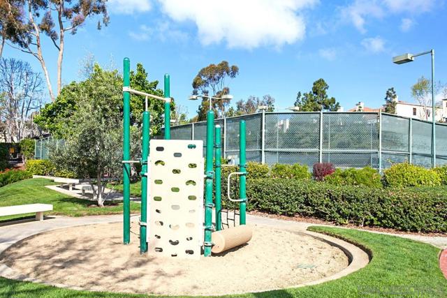 3949 Caminito Del Mar Surf, San Diego CA: https://media.crmls.org/mediaz/79a7cfa2-ef74-44de-b973-47738521c1fe.jpg