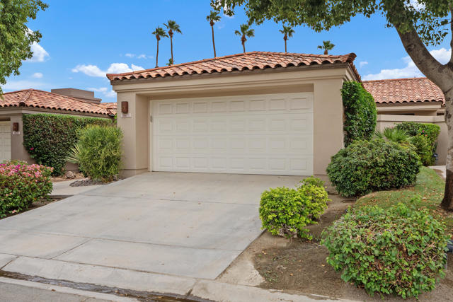38678 Dahlia Way, Palm Desert CA: https://media.crmls.org/mediaz/79a90abe-9152-41aa-94b2-5cc461b3b071.jpg