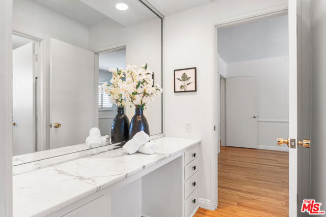 5210 S Corning Avenue, Los Angeles CA: https://media.crmls.org/mediaz/79a91df2-0161-4cb5-82e0-d2e4a7428999.jpg