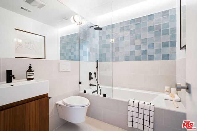 363 N Kings Road, Los Angeles CA: https://media.crmls.org/mediaz/79aaaad8-4fb4-4258-84be-1f519149b3fa.jpg