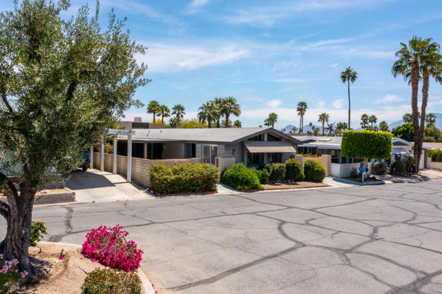 14 International Boulevard, Rancho Mirage CA: https://media.crmls.org/mediaz/79aaeee1-bf64-42b1-be1b-e58ec47f5fd5.jpg