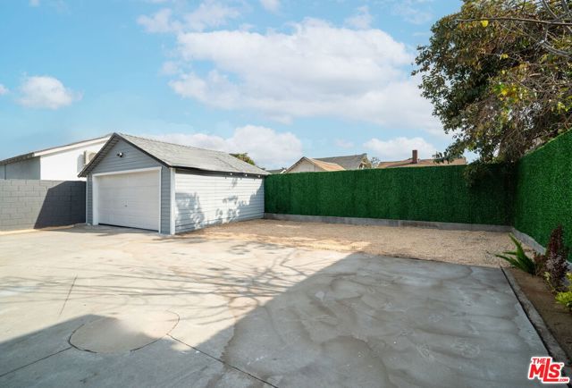 1050 W 48th Street, Los Angeles CA: https://media.crmls.org/mediaz/79ac4d26-f9d9-4767-8557-99b269e3535c.jpg