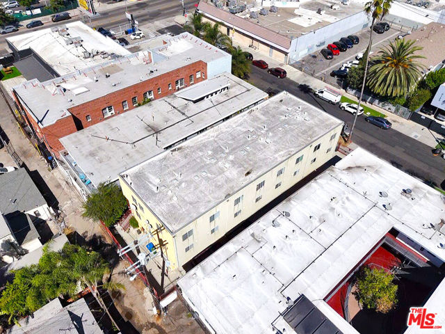 6136 Eleanor Avenue, Los Angeles CA: https://media.crmls.org/mediaz/79ae2492-f965-4203-b5e0-bddb13204535.jpg