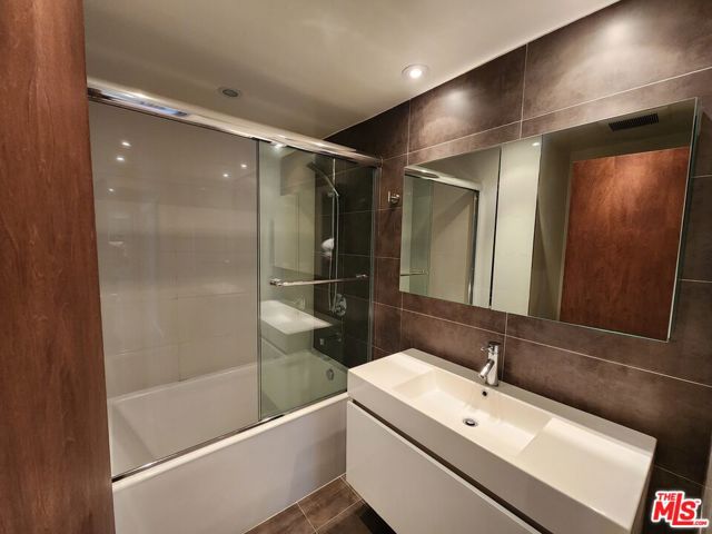 1440 Veteran Avenue, Los Angeles CA: https://media.crmls.org/mediaz/79af4536-c7fa-4865-862c-8ba2ab2af327.jpg