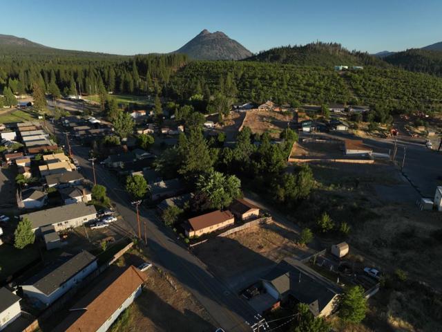 563 Shasta Avenue, Weed CA: https://media.crmls.org/mediaz/79afbed6-4879-4aee-8c4f-da5f7c6ea153.jpg