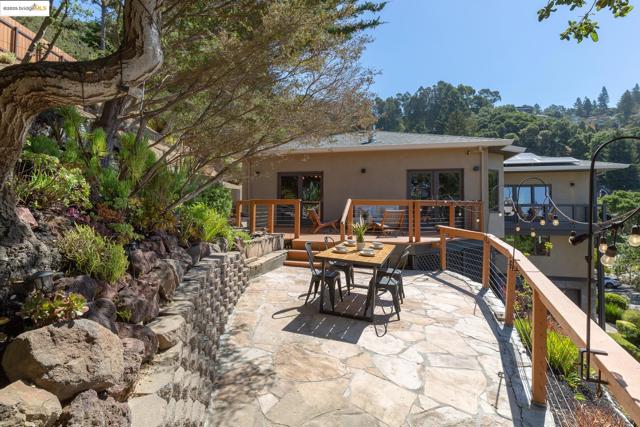6330 Swainland Rd, Oakland CA: https://media.crmls.org/mediaz/79afe9b8-0c91-4486-a310-7eccd96a4d58.jpg