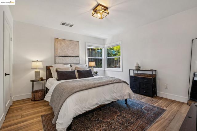 6238 Majestic Ave, Oakland CA: https://media.crmls.org/mediaz/79b0e2de-23cc-4a70-9f63-4e50223bf10c.jpg