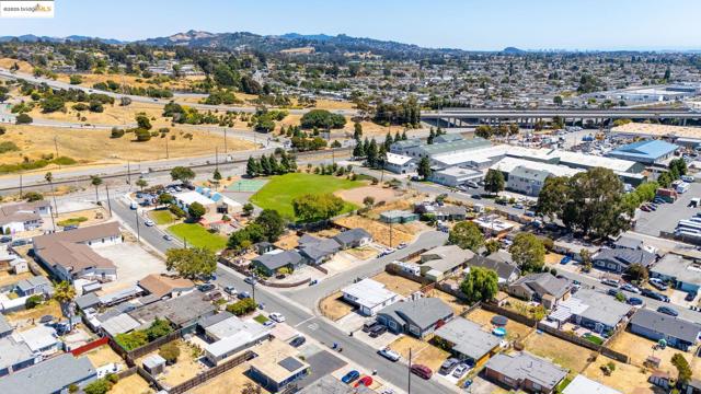 716 Williams Dr, Richmond CA: https://media.crmls.org/mediaz/79b1014e-eb3e-4a78-bafd-96f2bb75fe17.jpg