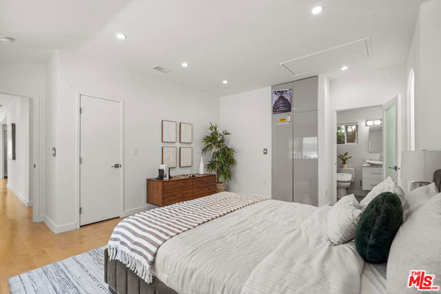 321 S Linden Drive, Beverly Hills CA: https://media.crmls.org/mediaz/79b10d99-0f5f-4559-9425-98561c87977e.jpg