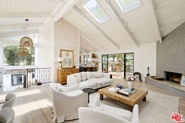 554 Mountain Green Drive, Calabasas CA: https://media.crmls.org/mediaz/79b1533d-bc03-4c91-ac36-fb83a30d346f.jpg