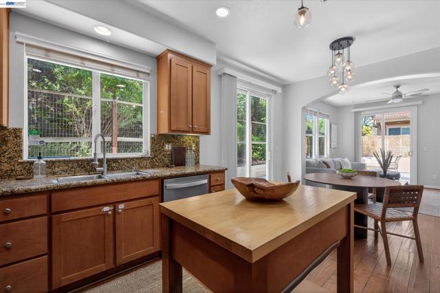 5880 Hillbrook Pl, Dublin CA: https://media.crmls.org/mediaz/79b35403-4e3d-4d8a-b543-7e9df98274d9.jpg