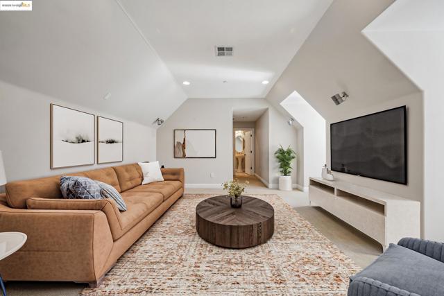 21 Samantha Dr, Lafayette CA: https://media.crmls.org/mediaz/79b38c22-2627-45b5-bd41-81025c202db3.jpg