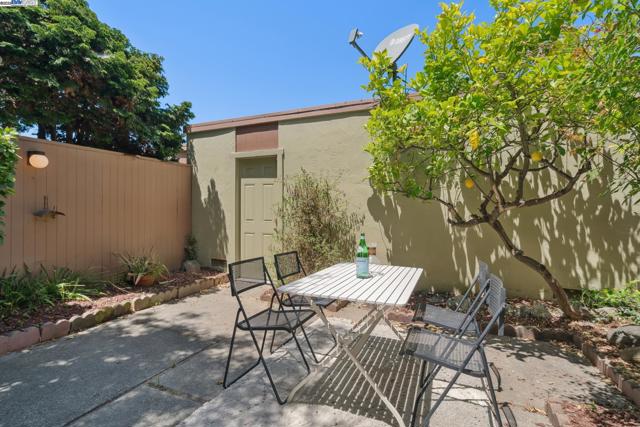 1105 Fontana Dr, Alameda CA: https://media.crmls.org/mediaz/79b39bd8-797a-41c8-8851-1bb5a4a8190e.jpg
