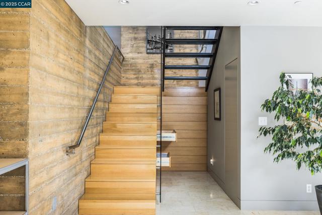 2 Crane Ct, Orinda CA: https://media.crmls.org/mediaz/79b45edc-cc46-46af-836c-546b0367500a.jpg