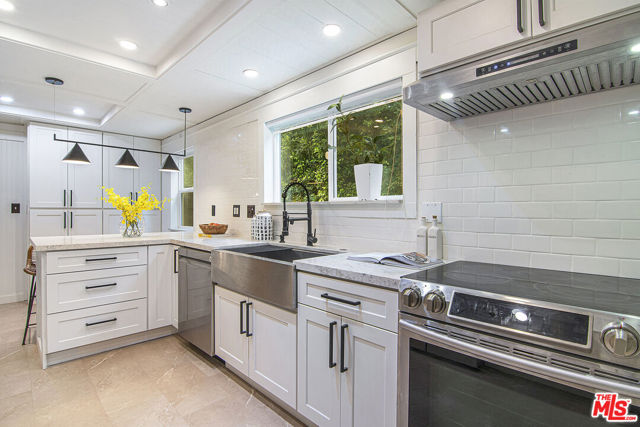 565 N Arden Boulevard, Los Angeles CA: https://media.crmls.org/mediaz/79b48844-ef5e-4d4a-9f71-057e9d087951.jpg