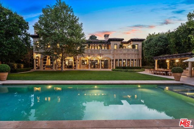 804 N Elm Drive, Beverly Hills CA: https://media.crmls.org/mediaz/79b4d684-aab0-47a9-834f-b1d4f4b29c92.jpg