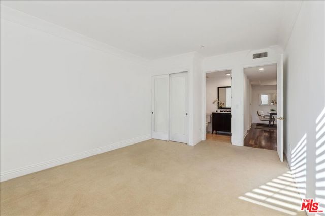 261 S Reeves Drive, Beverly Hills CA: https://media.crmls.org/mediaz/79b5222a-435e-49ad-8540-414b0fec6299.jpg