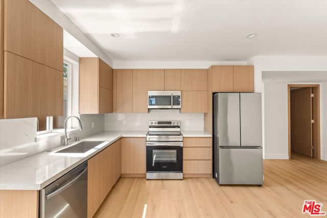 5910 1/2 Mammoth Avenue, Sherman Oaks CA: https://media.crmls.org/mediaz/79b5327e-5e6e-47d7-b200-68c060608125.jpg
