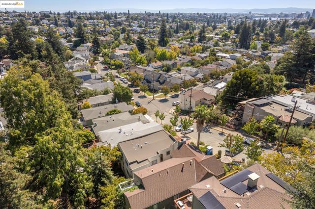 84 Portsmouth Rd, Piedmont CA: https://media.crmls.org/mediaz/79b57186-7b82-4418-8096-d333740d44bb.jpg