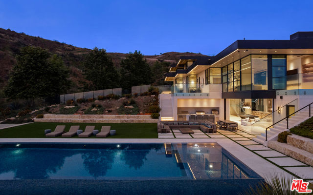 5012 Carbon Beach Terrace, Malibu CA: https://media.crmls.org/mediaz/79b5b211-3e6f-4508-9628-6593ac91427d.jpg