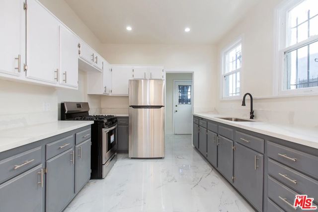 181 S Sycamore Avenue, Los Angeles CA: https://media.crmls.org/mediaz/79b72be9-9373-4343-b0a1-8454674181b6.jpg