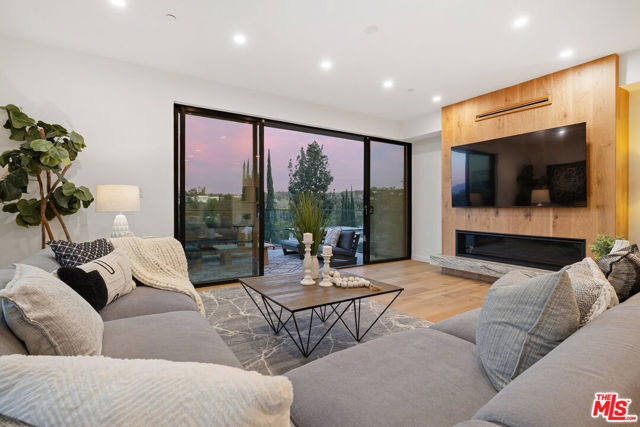 5221 Campo Road, Woodland Hills CA: https://media.crmls.org/mediaz/79b7476c-fc05-43eb-9124-d5b5ac8811e2.jpg