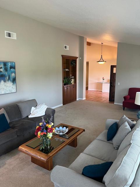 1373 Stoneridge Circle, Escondido CA: https://media.crmls.org/mediaz/79b94dab-6925-4b82-bcca-57d890490d50.jpg