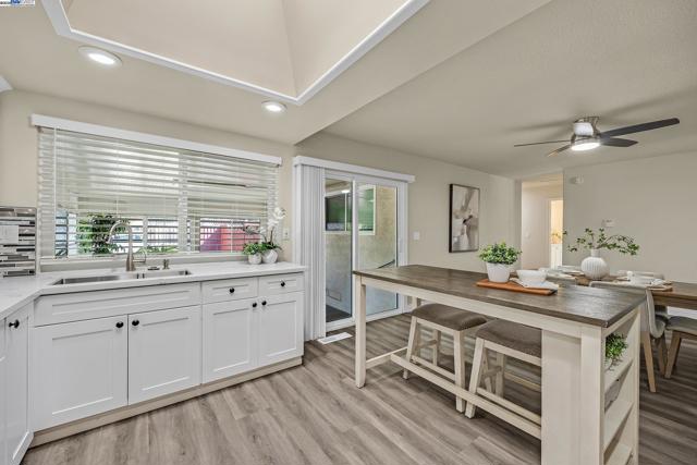 2702 Chinook Ct, Union City CA: https://media.crmls.org/mediaz/79b977ad-1d56-415a-9442-99550d6c60e4.jpg