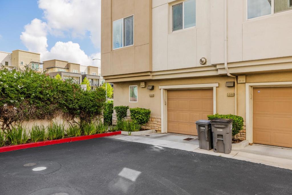 https://media.crmls.org/mediaz/79bcd790-d820-4c69-832b-6310f3816219.jpg?preset=X-Large