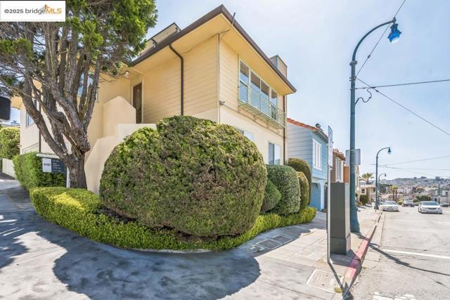 2 Westgate Dr., San Francisco CA: https://media.crmls.org/mediaz/79bd031b-15ba-478d-af0d-784a218860ed.jpg
