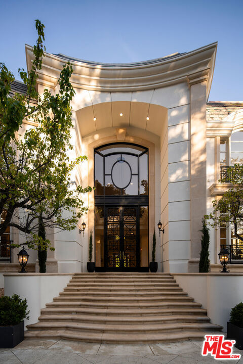 10509 Vestone Way, Los Angeles CA: https://media.crmls.org/mediaz/79bd38b4-5766-4721-89b0-50a5808f7c55.jpg
